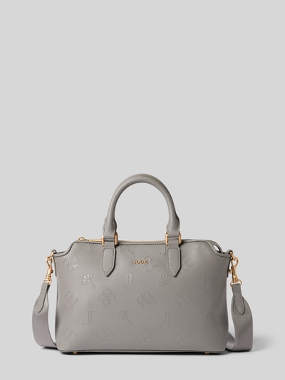 Produktfoto, Handtasche mit Label-Detail von JOOP! in Grau mit goldfarbenen Metallelementen, dezente Prägung, rechteckige Form, sichtbar: Tragehenkel, Hauptfach mit Reißverschluss, abnehmbarer Schulterriemen, 33x21x12 cm, neutrales Farb- und Strukturdesign.