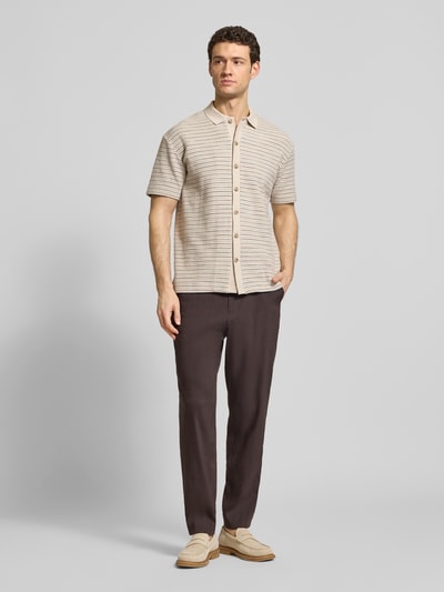 Männermodel trägt Tapered Leinenhose mit Tunnelzug innen Modell 'P-PERIN-RDS-WG-262' von BOSS, Dunkelbraun, Ganzkörperansicht von vorne.