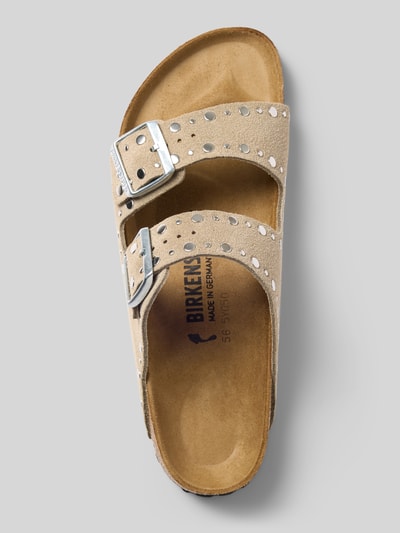 Produktfoto, Sandalette aus Leder mit Nieten Modell 'Arizona Rivet' von Birkenstock, Echtleder, Riemen mit Dornschließe, Absatzhöhe: 4 cm, beige, strukturierte Oberfläche