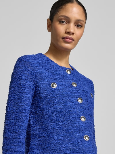 Vrouwenmodel draagt Slim Fit Blazer in Bouclé-look van Betty Barclay, katoenmix, ronde hals, borstzak, helderblauw, detailopname bovenlichaam.