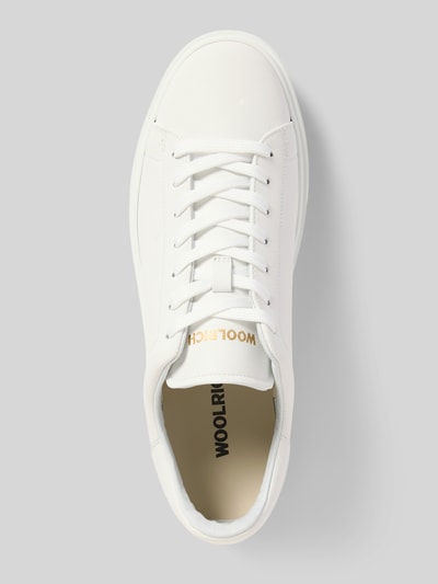 Produktfoto, Sneaker aus echtem Leder Modell 'CLASSIC COURT' von Woolrich in Weiß mit abgerundeter Form, Label-Print und strukturierter Sohle, Herren, Schnürverschluss, Absatzhöhe 4 cm, Schafthöhe 9 cm, Schaftweite 9 cm.