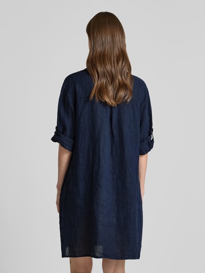Frauenmodel trägt knielanges Leinenkleid mit Knopfleiste Modell 'Al44inii' von ZABAIONE in Dunkelblau, gerader Schnitt, Rückenansicht, Ganzkörperansicht Rückansicht.