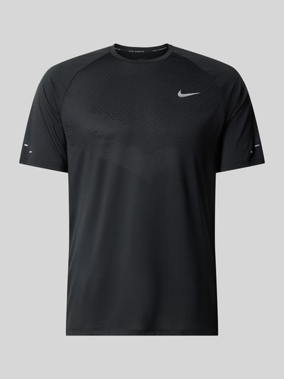 Produktfoto, schwarzes Regular Fit T-Shirt mit reflektierenden Elementen von Nike Training, glatte Oberfläche, klare Linien.