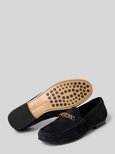 Produktfoto, Loafer aus echtem Rindsvelours von Tommy Hilfiger in Optik: Unifarben, runde Schuhspitze, Blockabsatz, Logo-Detail, Schlupf/offen, strukturierte Sohle, Materialverarbeitung: Veloursleder, Farbe: dunkles Blau