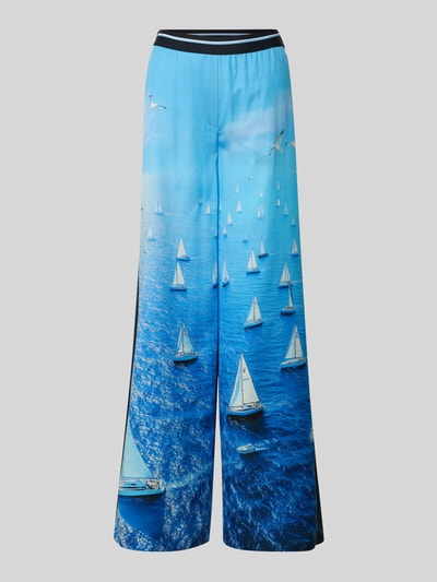 Produktfoto, Wide Fit Stoffhose aus reinem Lyocell von Marc Cain, Damen Stoffhose im Allover-Motiv-Print mit Segelbooten, elastischer Bund, blaue Farbtöne, glatte Textur