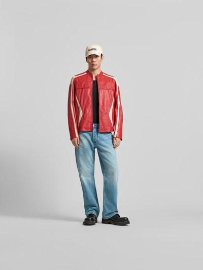 Männermodel trägt Flared Fit Jeans mit Logo-Patch von Diesel in Hellblau, klassische 5-Pocket-Optik, Baumwolle, Ganzkörperansicht von vorne.