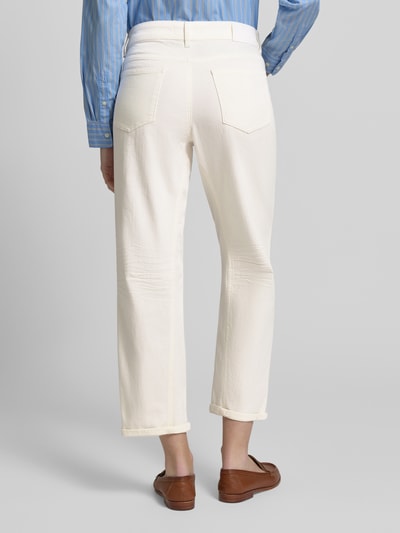 Männermodel trägt Jeans in verkürzter Passform Modell 'Melly' von OPUS PANTS, bawełniana tkanina z dodatkiem stretchu, kremowy kolor, prosty krój, widoczne kieszenie, Szerokość w rozmiarze 36/28: 39 cm, długość nogawki wewnętrznej: 69 cm, Ganzkörperansicht Rückansicht.