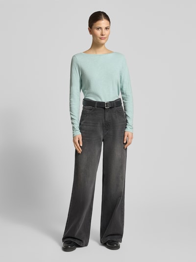 Frauenmodel trägt Regular Fit Langarmshirt aus Bio-Baumwoll-Mix von Tom Tailor in Melange-Optik, U-Boot-Ausschnitt, Ganzkörperansicht von vorne.