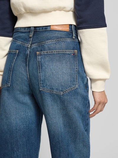 Vrouwenmodel draagt Tapered Fit Jeans uit puur katoen van Tommy Hilfiger met denimlook, 5-pocketmodel en labelpatch, detailopname rug.