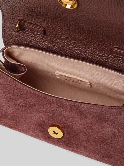 Produktfoto, Shoulder Bag aus echtem Leder Modell 'Thess' von Coccinelle mit Überschlag, Logo-Detail, braune Texturen, goldener Verschluss, Innenfach.