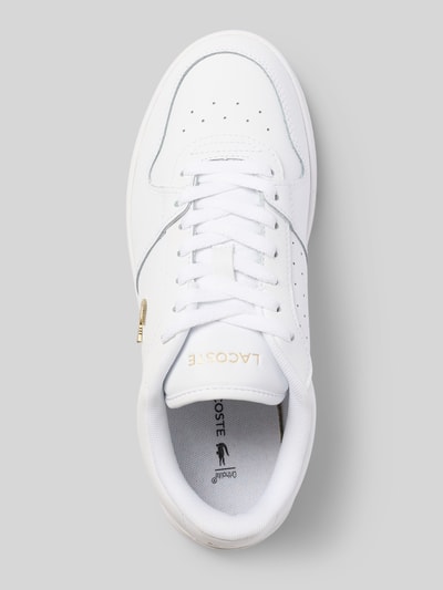 Produktfoto, Sneaker mit Logo-Patch von Lacoste in Weiß mit goldener Schrift, glatte Oberfläche, feine Lochmuster, Damen Sneaker von Lacoste