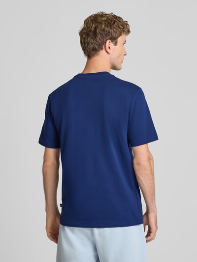Mężczyznamodel nosi Męski t-shirt Regular Fit T-Shirt aus reiner Baumwolle Model 'SLIDE' od adidas Sportswear w kolorze granatowym, gładka faktura, zdjęcie całej sylwetki od tyłu.