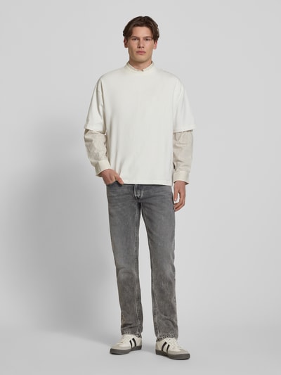 Mannenmodel draagt Regular Fit Jeans im 5-Pocket-design Modell 'Grover' van Replay, grijze katoen, knoop- en ritssluiting, regular fit, maat 32/32 taillewijdte 44 cm, binnenbeenlengte 83 cm, frontale full-body opname.