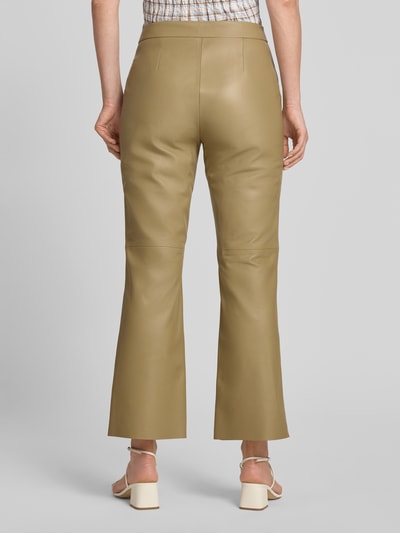 Vrouwenmodel draagt Regular Fit Lederhose aus echtem Lammleder model 'SIMARY' van BOSS in beige, glad oppervlak, dames, volledig lichaam achteraanzicht.