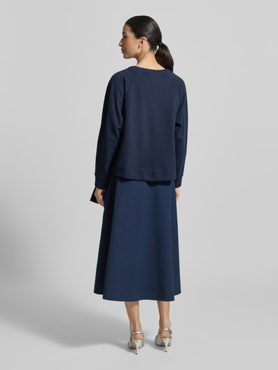 Frauenmodel trägt zweiteiliges Sweatshirt-Kleid aus Baumwoll-Mix Modell 'DESTINO' von Weekend Max Mara in Unifarben, ausgestellt, Midi-Länge, Rückansicht.
