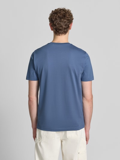 Męski model nosi T-Shirt aus Baumwolle mit Rundhalsausschnitt von Christian Berg Men, krój slim fit, bawełna, długość tyłu w rozmiarze M: 73 cm, widok całej sylwetki z tyłu