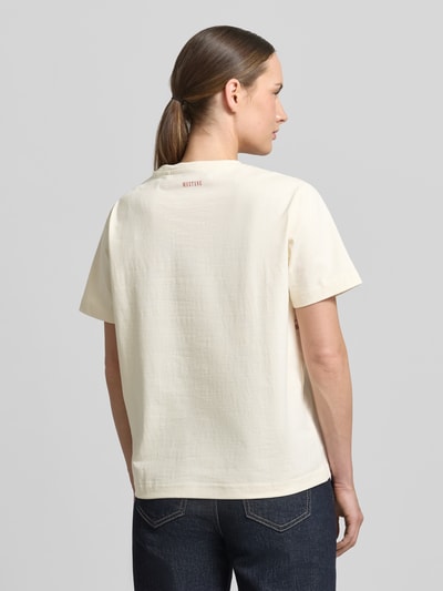 Vrouwenmodel draagt Regular Fit T-shirt met all-over stitching model 'FLORIS' van Mustang, puur katoen, ronde hals, ruglengte maat S 60 cm. Ganzlichaamsaanzicht achterkant.