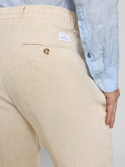 Männermodel trägt Hose mit Bügelfalten und Tunnelzug von Manuel Ritz in Beige, reine Baumwolle, Regular Fit, Nahaufnahme Rückansicht.
