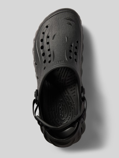 Produktfoto, Clogs mit verstellbarem Riemen Modell 'Echo' von Crocs, czarny kolor, zaokrąglony nosek, żłobione tekstury, rozmiar 43/44, wysokość obcasa 6 cm