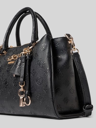 Produktfoto, schwarze Handtasche mit Allover-Logo-Prägung Modell 'Anise' von Guess, goldfarbene Details, abnehmbare Tragehenkel und Schulterriemen, Magnetverschluss, Reißverschluss, geteiltes Hauptfach, Maße: 31 cm Breite, 19 cm Länge, 12 cm Tiefe, Schulterriemen 116 cm.