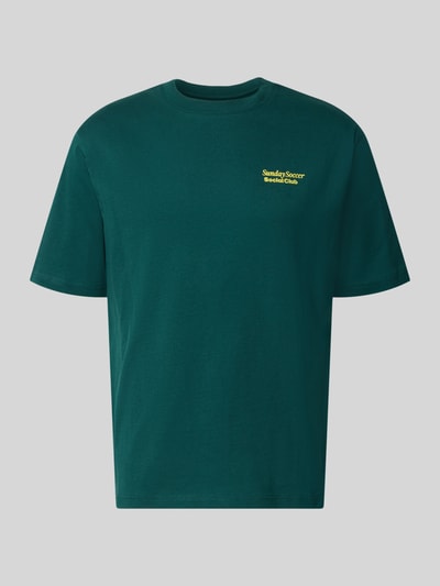 Produktfoto, T-Shirt mit Statement-Print Modell 'BENJI' von MCNEAL in dunklem Grün mit gelbem Print, lockerer Schnitt, Rundhalsausschnitt, Rückenlänge 66 cm bei Größe M