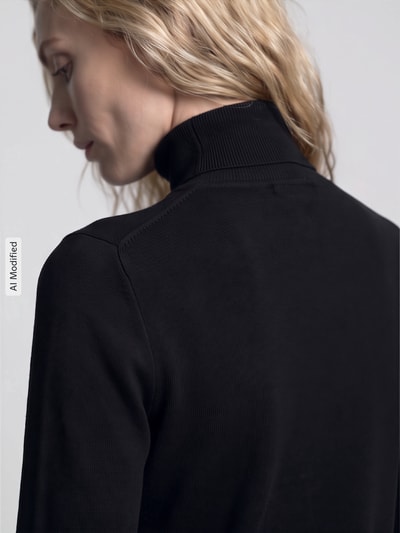 Frauenmodel trägt schwarzen Regular Fit Rollkragenpullover aus Viskose-Mix von Jake*s Collection, Nahaufnahme Rückansicht, KI-modifiziertes Bild.