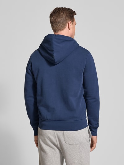 Männermodel trägt Regular Fit Sweatjacke aus reiner Baumwolle von Polo Ralph Lauren in Optik: Unifarben, Sweat, Ganzkörperansicht Rückansicht.