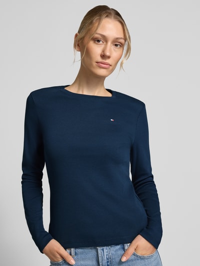 Frauenmodel trägt Slim Fit Langarmshirt aus reiner Baumwolle von Tommy Hilfiger in Dunkelblau, glatte Textur, Nahaufnahme Oberkörper, Damen Langarmshirt von Tommy Hilfiger