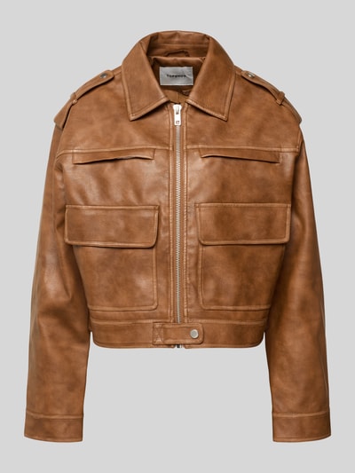 Produktfoto, braune Jacke in Leder-Optik mit Pattentaschen, Reißverschluss, Modell 'MADISON' von Topshop, glatte Struktur, Regular Fit