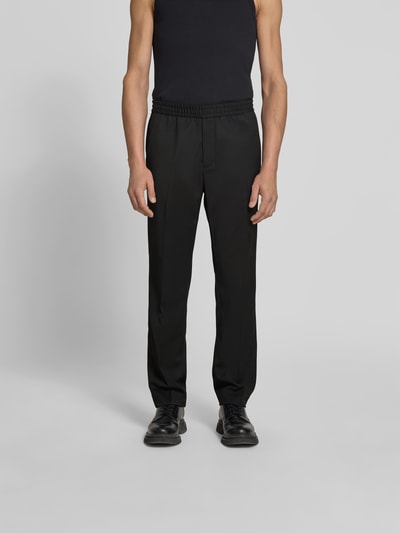 Männermodel trägt Straight Fit Stoffhose mit Woll-Anteil von Filippa K, Elastischer-Material-Mix, Eingrifftaschen, Bundfalten, Ganzkörperansicht von vorne.