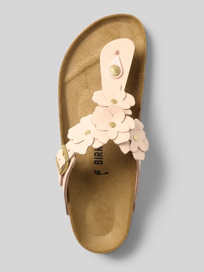 Produktfoto, Zehentrenner mit floralen Applikationen Modell 'GIZEH' von Birkenstock für Damen, Abgerundete-Form, Label-Prägung, Profilsohle, Absatzhöhe 3 cm bei Größe 40, beige und rosa Farbtöne, strukturierte Sohle.