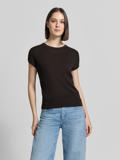Frauenmodel trägt T-Shirt aus Lyocell-Leinen-Mix Modell 'Tianna' von Someday in Schwarz mit Ripp-Optik und Rundhalsausschnitt, Ganzkörperansicht von vorne.