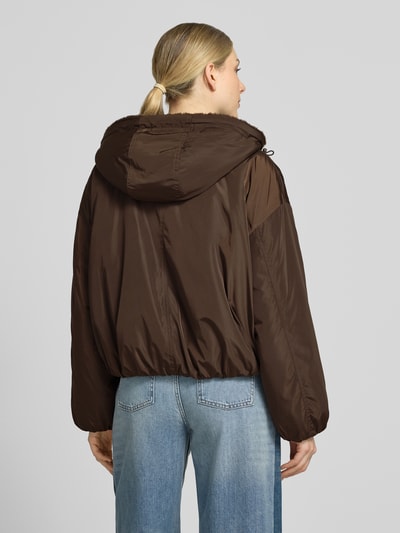 Frauenmodel trägt Relaxed Fit Blouson mit Wendefunktion von Marc O'Polo, braun, glatte Textur, Damen Bomberjacke, Ganzkörperansicht Rückansicht