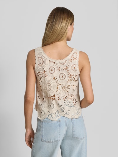 Frauenmodel trägt Häkeltop mit Rundhalsausschnitt von Milano Italy in Creme, reine Baumwolle, semitransparent, Rückansicht, Ganzkörperansicht.
