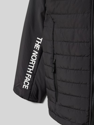 Produktfoto, Regular Fit Jacke in Stepp-Optik Modell 'Never Stop' od The North Face, czarna, nadruk z logo, wpuszczane kieszenie na zamek błyskawiczny, kaptur z elastycznym pasem, krój regular fit, długość tyłu w rozmiarze M: 55 cm, szerokość w rozmiarze M: 42 cm, długość rękawów w rozmiarze M: 46 cm
