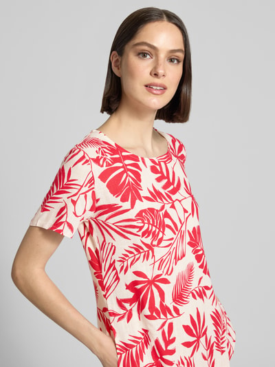 Vrouwenmodel draagt Relaxed Fit jurk uit viscosemix model 'Tara' van ZABAIONE, met linnen, ronde hals, rood-wit bladmotief, met korte mouwen, Nahaufnahme Oberkörper.