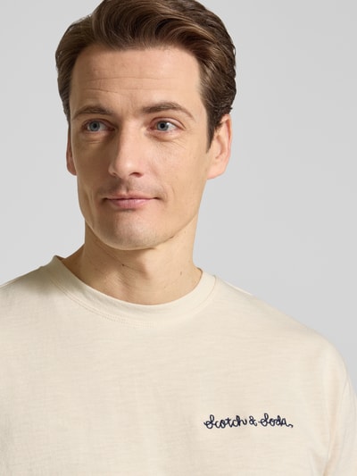Männermodel trägt T-Shirt mit Label-Stitching von Scotch & Soda, reine Baumwolle, Regular-Fit, Rundhalsausschnitt, Nahaufnahme Oberkörper.
