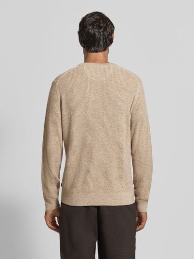 Männermodel trägt Pullover aus Woll-Kaschmir-Mix Modell 'Rick' von BRAX, Melange-Strickoptik, Rundhals, Ganzkörperansicht Rückansicht.