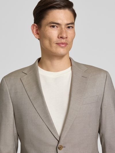 Männermodel trägt Slim Fit 2-Knopf-Sakko mit Pattentaschen von JOOP! Collection, Woll-Mix mit Lyocell-Anteil, Nahaufnahme Oberkörper.