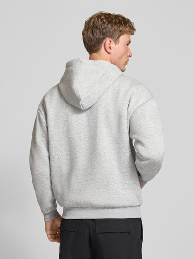 Männermodel trägt Regular Fit Sweatjacke aus Baumwoll-Mix mit Teddyfutter von REVIEW in Hellgrau, Rückenansicht, Herren Sweatjacke.
