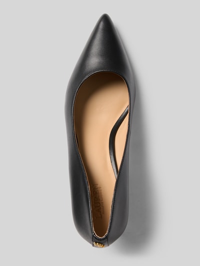 Produktfoto, Pumps aus Leder mit elastischem Riemen Modell 'ADRIENNE' von Lauren Ralph Lauren, vorne Spitze, Pfennigabsatz, Echtleder, Absatzhöhe: 7 cm, Schafthöhe: 7 cm, Schaftweite: 4 cm, glatte schwarze Oberfläche, minimalistische Form.