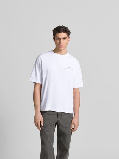 Männermodel trägt Relaxed Fit T-Shirt aus reiner Baumwolle von ANNARR, weiß, Label-Print, Rundhalsausschnitt, Kurzärmelig, Ganzkörperansicht von vorne.