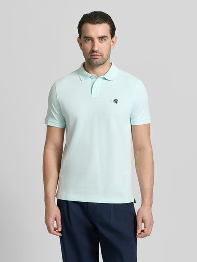 Männermodel trägt Slim Fit Poloshirt mit Logo-Stitching von MCNEAL, hellblau, reine Baumwolle, Polokragen, Ganzkörperansicht von vorne.