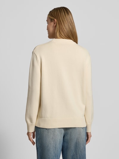 Frauenmodel trägt Strickpullover mit Label-Stitching und Rundhalsausschnitt von Gant in Beige, Regular Fit aus Baumwoll-Mix, Rückenansicht.