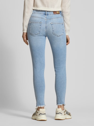 Frauenmodel trägt Skinny Fit Jeans aus Baumwoll-Mix Modell 'BLUSH' von ONLY in Denim-Optik mit Label-Patch, 5-Pocket-Design, Ganzkörperansicht Rückansicht.