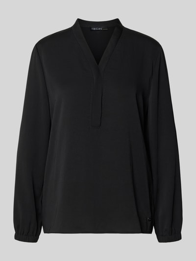 Produktfoto, schwarze Bluse mit V-Ausschnitt und Label-Detail von Marc Cain, Loose-Fit, elastische Ärmelabschlüsse, glatte Textur