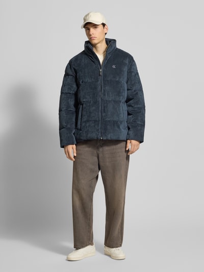 Calvin Klein Jeans Puffer Jacket aus Cord mit Stehkragen und Label-Stitching Rauchblau 1