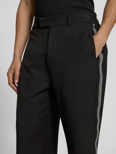 Männermodel trägt Oversized Sweatpants aus Leinen-Mix von Don’t Waste Culture, schwarz, elastisch, mit Gesäßtaschen, Nahaufnahme Oberkörper.