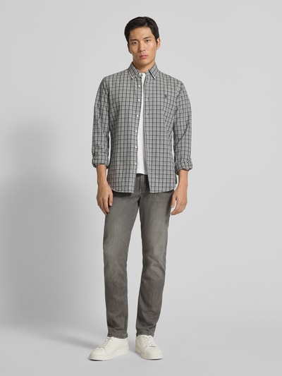 Männermodel trägt Jeans mit 5-Pocket-Design von Christian Berg Men im Baumwoll-Mix mit Stretch-Anteil, Gerader-Schnitt, Ganzkörperansicht von vorne.