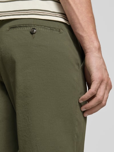 Mężczyzna nosi Hose mit Gesäßtaschen von Christian Berg Men z mieszanki bawełny i elastanu, krój slim fit, wpuszczane kieszenie, szerokość w rozmiarze 50: 45 cm, długość wewnętrzna nogawki 80 cm, zbliżenie na tył